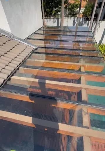 Cobertura de vidro com estrutura de alumínio sobre deck